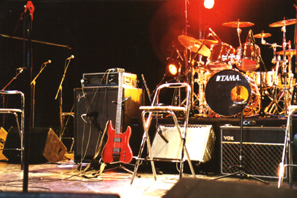 98bwa-25 The stage before the soundcheck